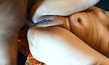 एक उमस भरी पंजाबी लस अपनी प्रारंभिक गुदा मुठभेड़ का अनुभव करती है जिसमें अंदर एक वीर्य होता है।